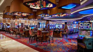 Live Casino Baccarat Table တွင် Real Dealer ကတ်ဖျင်ချနေသောမြင်ကွင်း