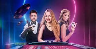 Live Casino Studio တွင် Real Dealer ကတ်ဖျင်ချကစားနေသောမြင်ကွင်း
