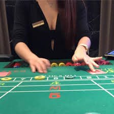 Myanmar ကစားသမားများ Online Gambling ပျော်ရွှင်မှုဖြင့် ကစားနေသောမြင်ကွင်း