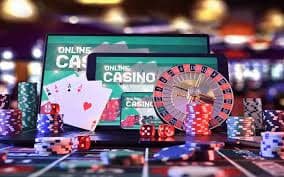 Poker ကတ်ပေါင်းများနှင့် ငွေကြေး Chip များ Table ပေါ်တင်ထားသောမြင်ကွင်း